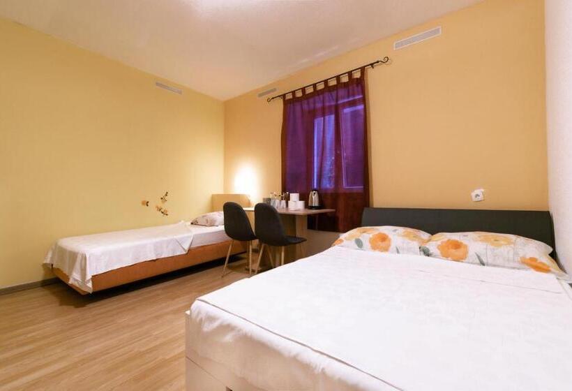 اتاق استاندارد سه نفره, Hostel Martin