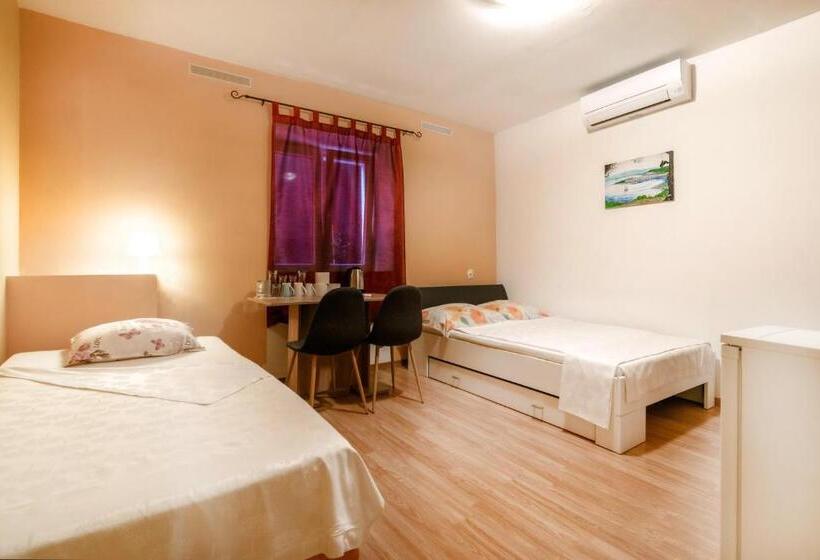 اتاق استاندارد سه نفره, Hostel Martin