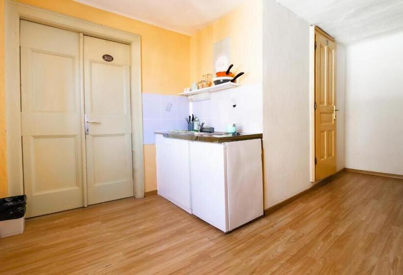 اتاق استاندارد با سرویس بهداشتی مشترک, Hostel Martin