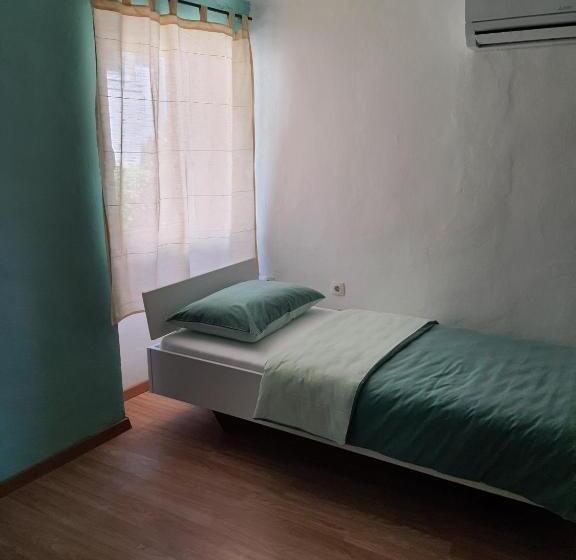 اتاق استاندارد با سرویس بهداشتی مشترک, Hostel Martin