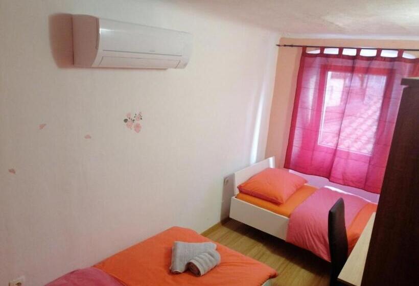 اتاق استاندارد با سرویس بهداشتی مشترک, Hostel Martin