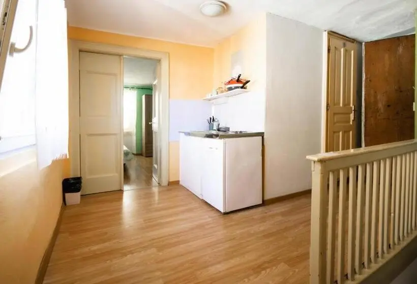 اتاق استاندارد یک تخته با سرویس بهداشتی مشترک, Hostel Martin