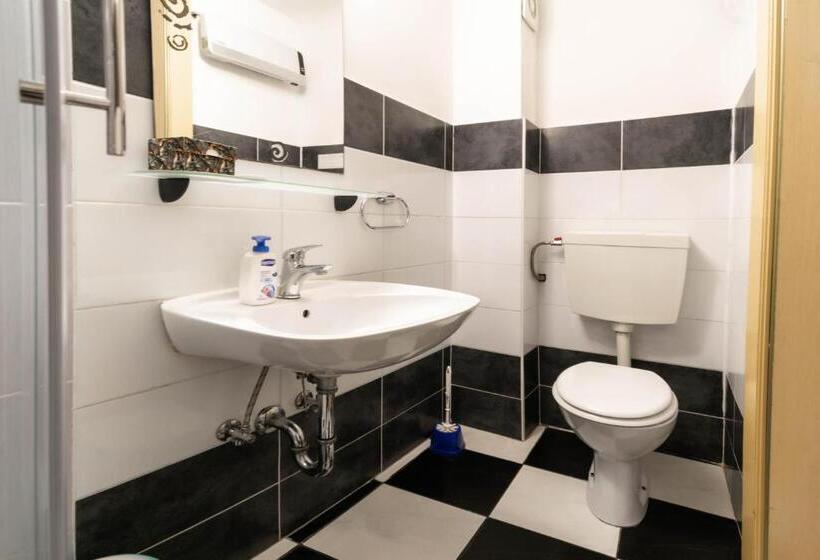 اتاق استاندارد یک تخته با سرویس بهداشتی مشترک, Hostel Martin