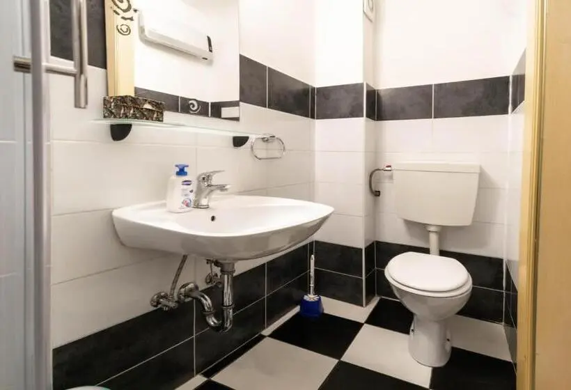 اتاق استاندارد یک تخته با سرویس بهداشتی مشترک, Hostel Martin