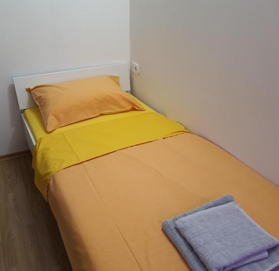 اتاق استاندارد یک تخته با سرویس بهداشتی مشترک, Hostel Martin