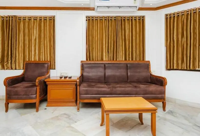 سوییت خانوادگی, Galaxy Opp Surat Railway Station