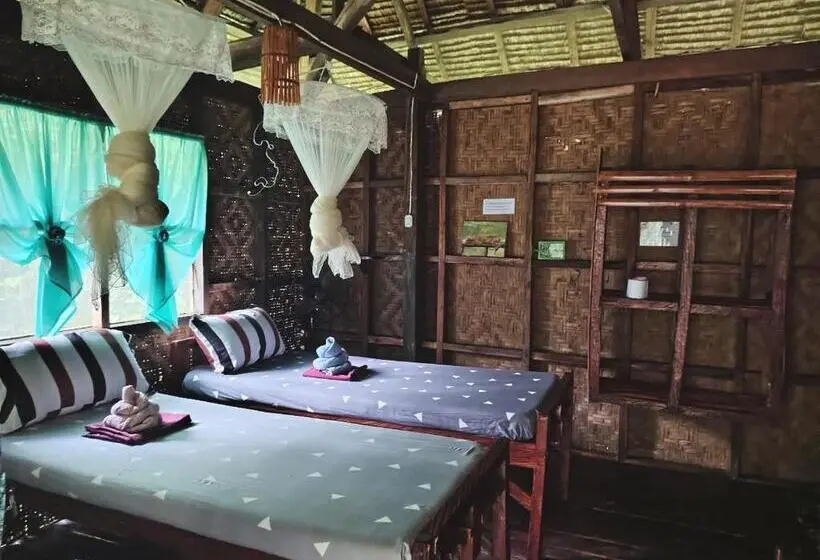 Habitación Triple Estándar con Balcón, Nuts Huts