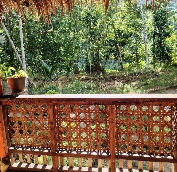 اتاق استاندارد با بالکن, Nuts Huts