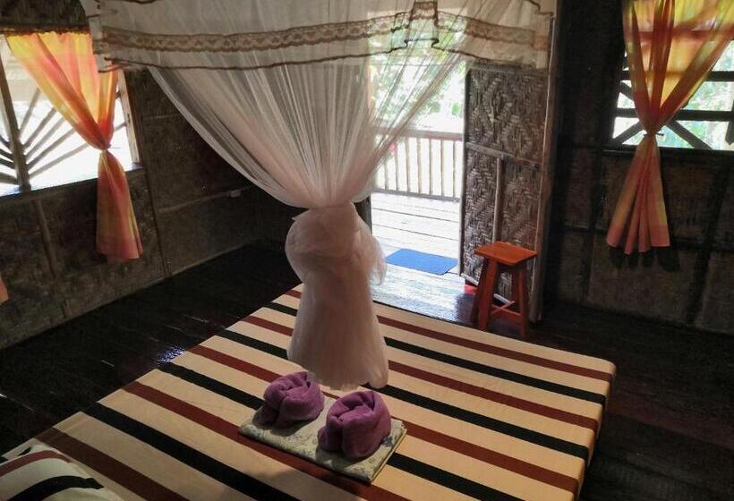 اتاق استاندارد با بالکن, Nuts Huts