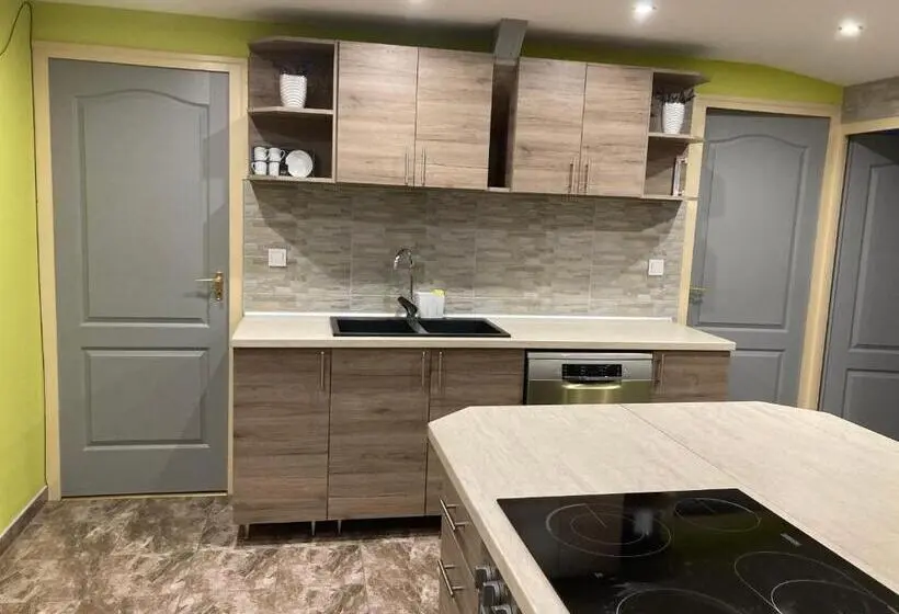 1 Bedroom Apartment Lake View, Gólya Tó Vendégház