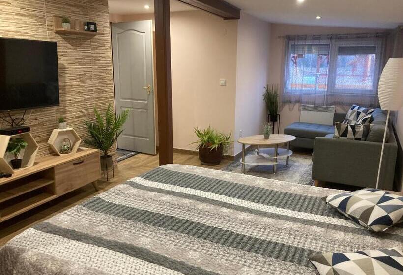 1 Bedroom Apartment Lake View, Gólya Tó Vendégház