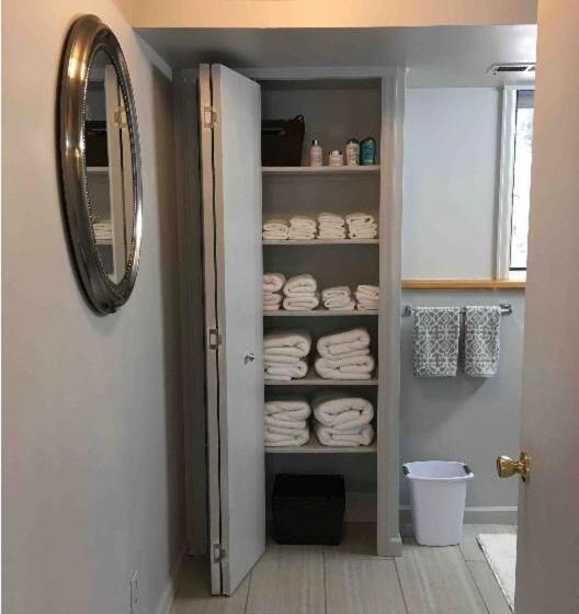 شقة غرفة واحدة, On The Divide