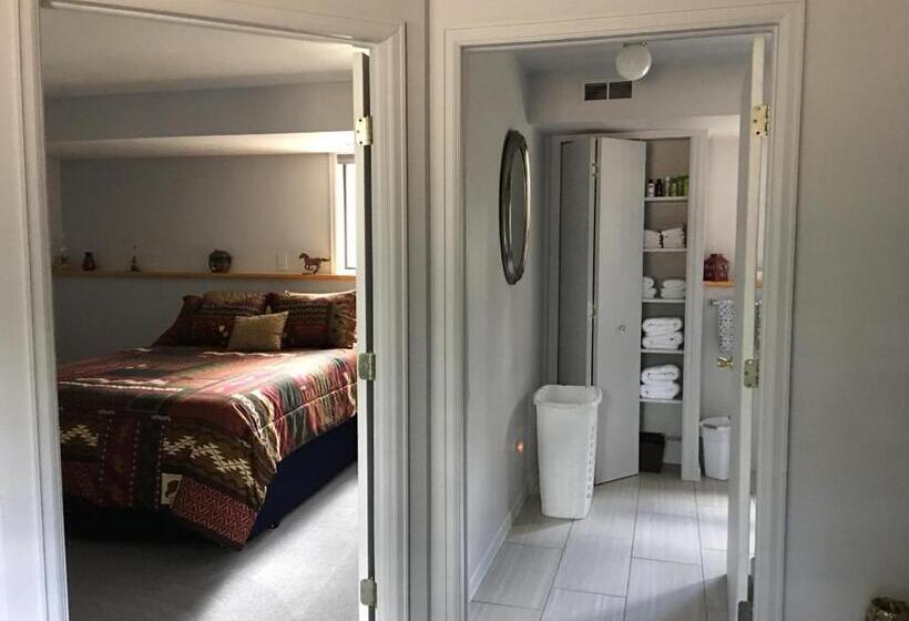 شقة غرفة واحدة, On The Divide