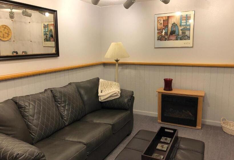 شقة غرفة واحدة, On The Divide