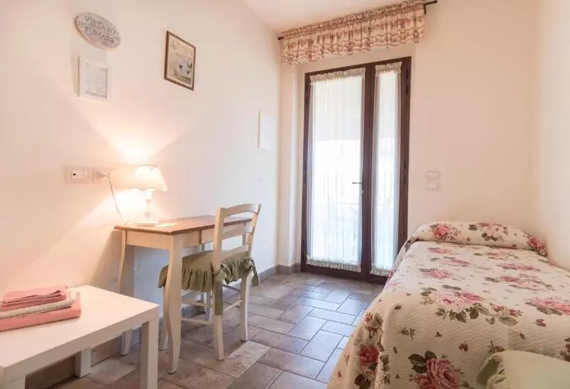 اتاق استاندارد یک نفره, Rosa Di Assisi