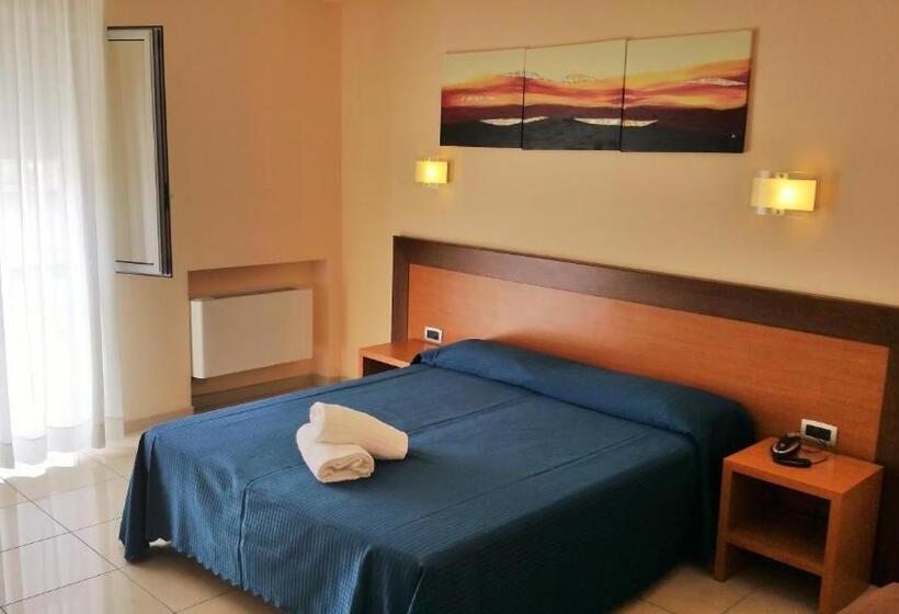 컴포트 트리플 룸, Club Koiné