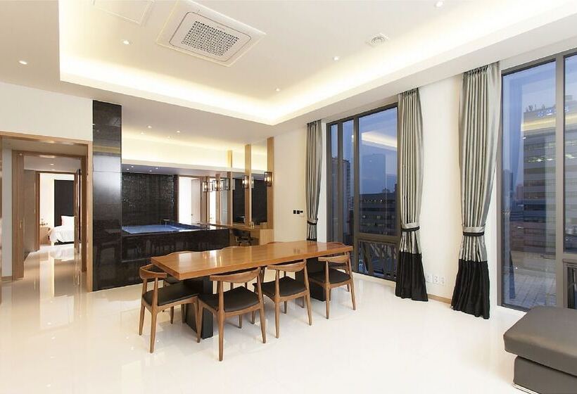 Suite Familiar, Grammos