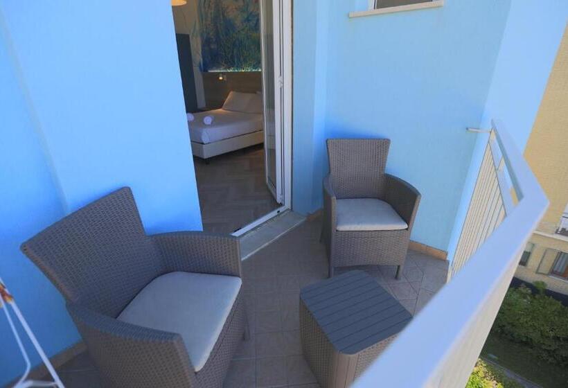 اتاق استاندارد چهار تخته با چشم‌انداز دریا, La Perla