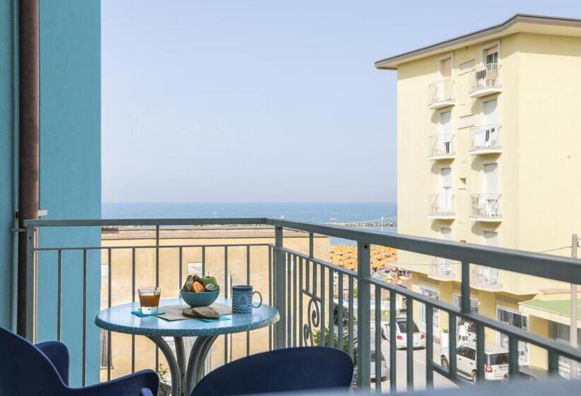 اتاق استاندارد سه تخته با بالکن, La Perla