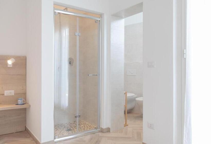 اتاق لوکس با چشم‌انداز دریا, La Perla