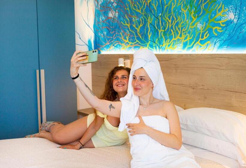 اتاق لوکس با چشم‌انداز دریا, La Perla