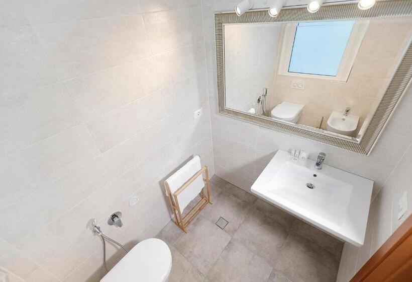 اتاق لوکس, La Perla