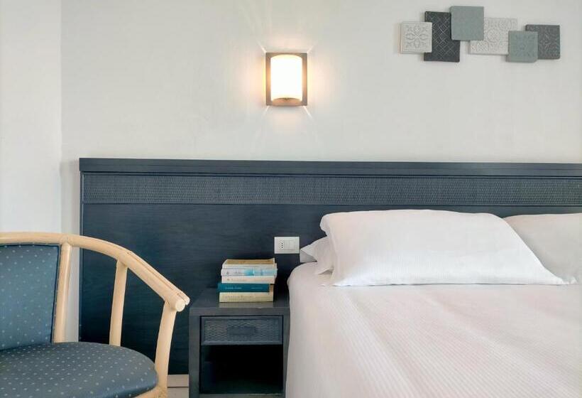 غرفة قياسية مطلّة علي البحر, Luxor Cattolica Beach