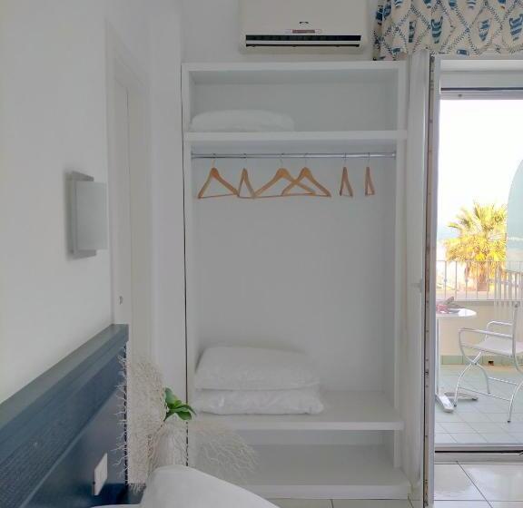 غرفة قياسية مطلّة علي البحر, Luxor Cattolica Beach