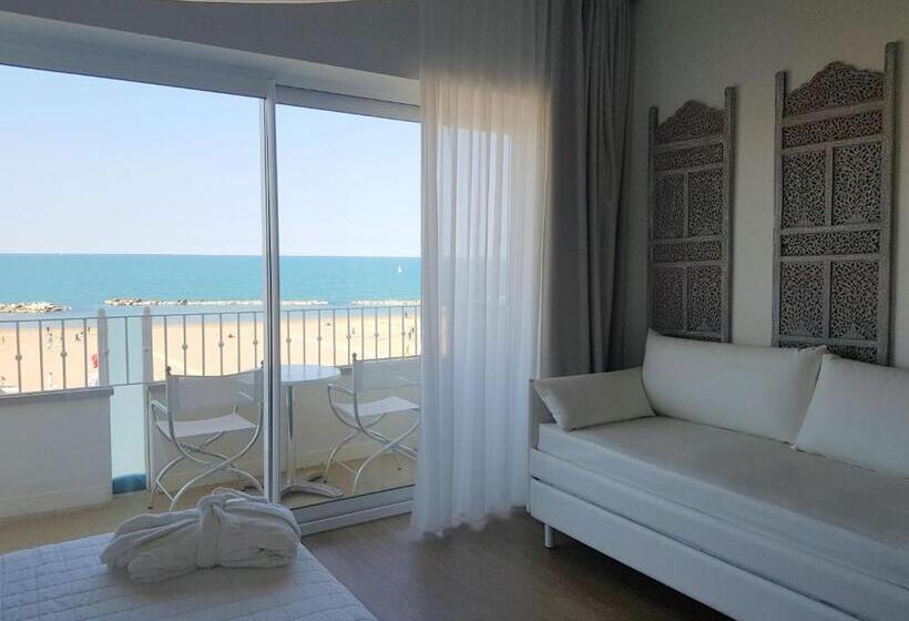 جناح جونيور مطلّ علي البحر, Luxor Cattolica Beach