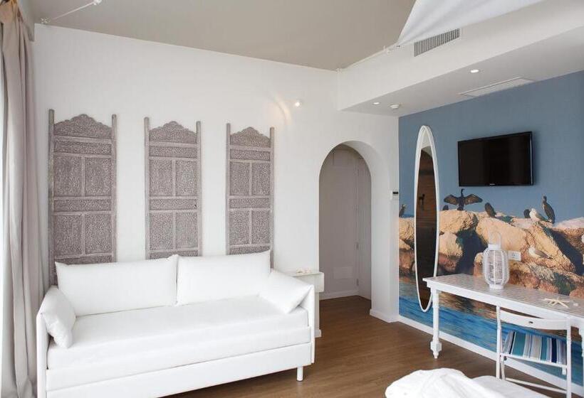 جناح جونيور مطلّ علي البحر, Luxor Cattolica Beach