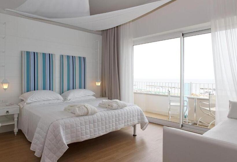 جناح جونيور مطلّ علي البحر, Luxor Cattolica Beach