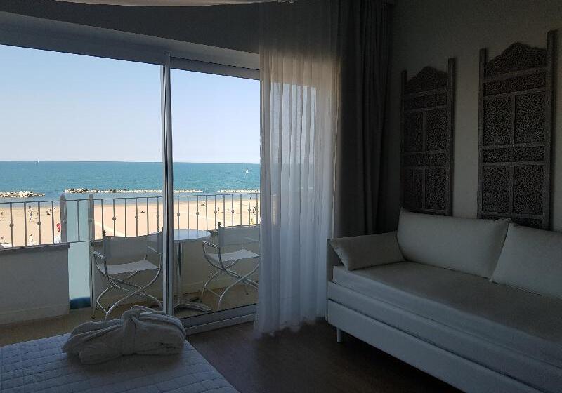 جناح جونيور مطلّ علي البحر, Luxor Cattolica Beach