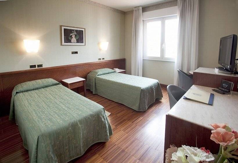 חדר סטנדרט לשלושה, Palace