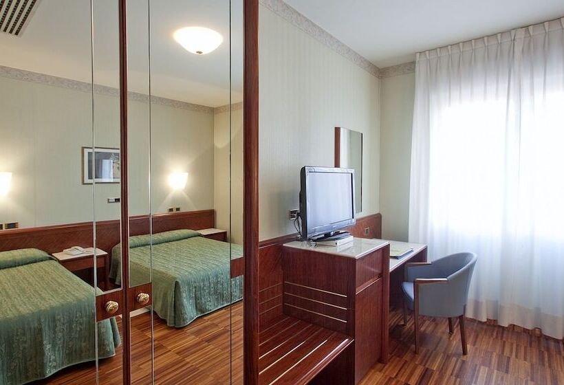 חדר סטנדרט לשלושה, Palace