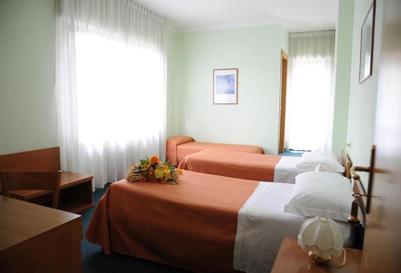 חדר סטנדרט לשלושה, Tre Castelli