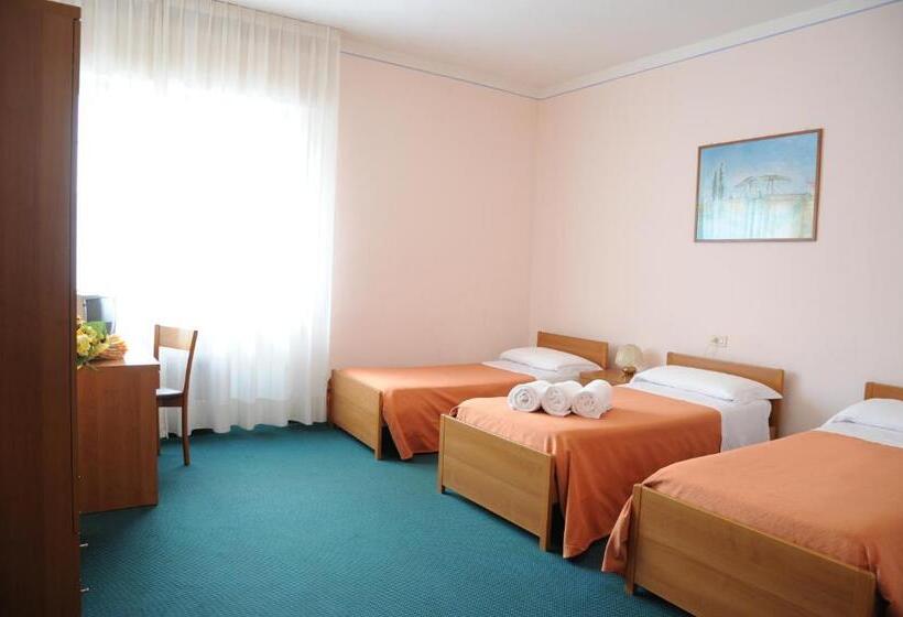 חדר סטנדרט לשלושה, Tre Castelli