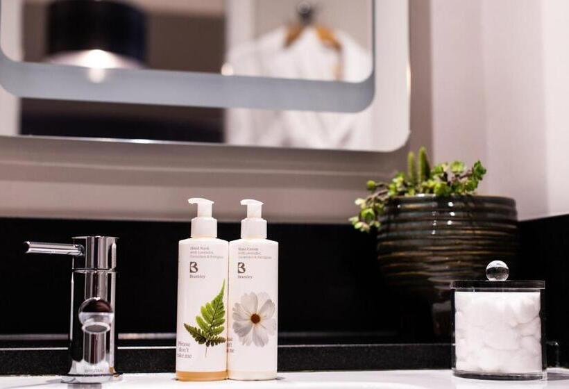 标准间, Tweedies Bar And Lodge