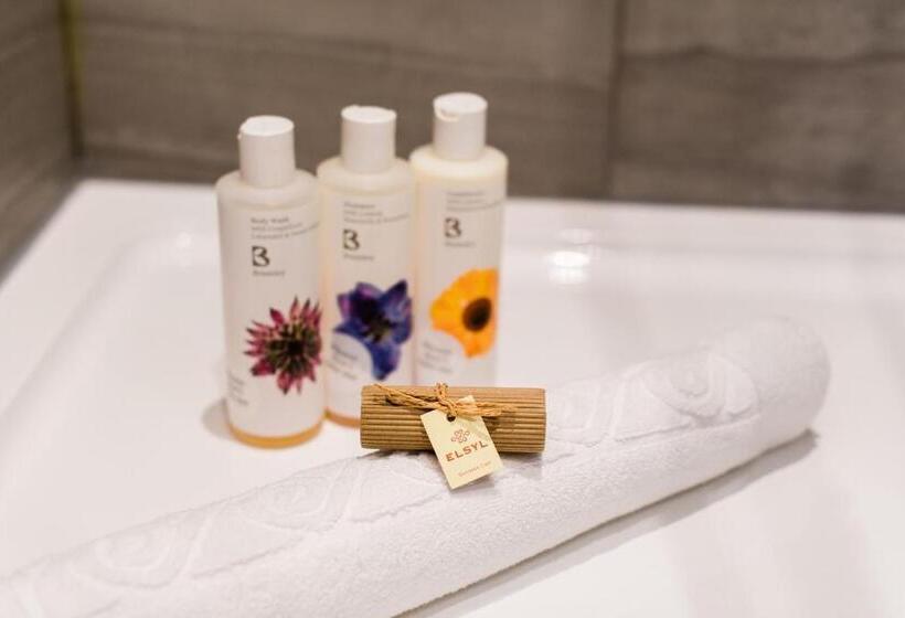 标准间, Tweedies Bar And Lodge