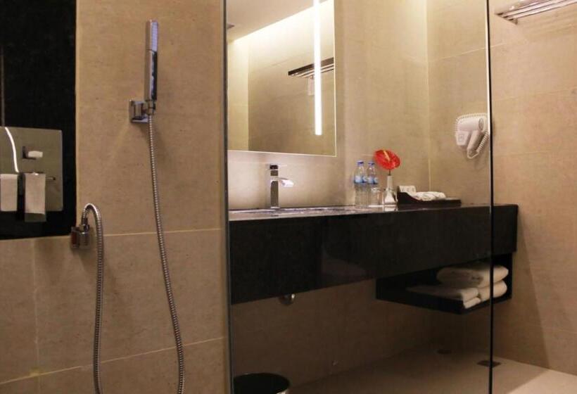 디럭스 룸 킹사이즈 침대, Swiss Belhotel Harbour Bay