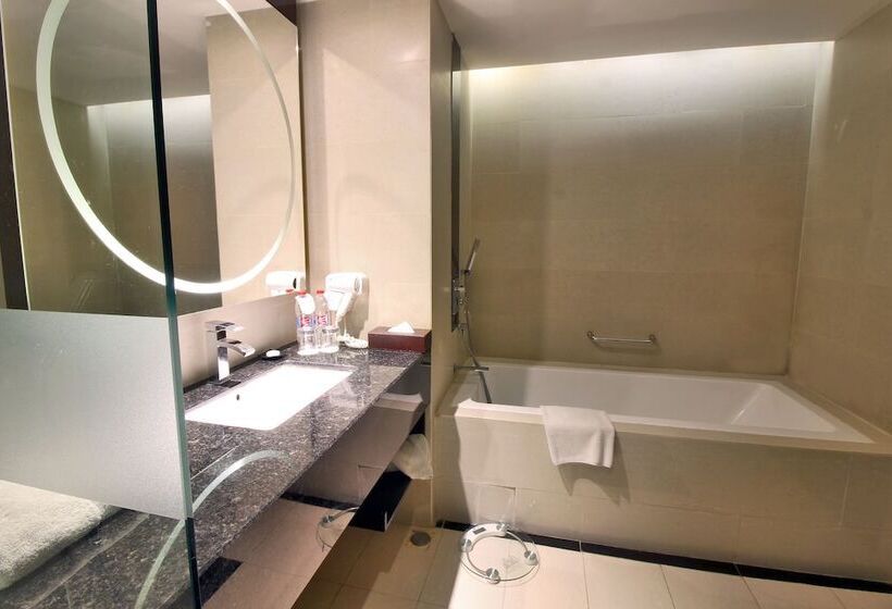 Номер Deluxe, Swiss Belhotel Harbour Bay
