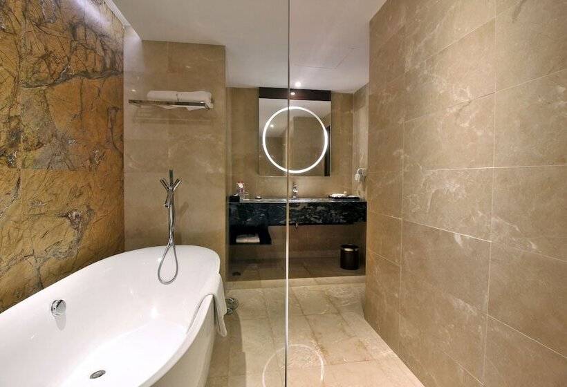 جناح جونيور, Swiss Belhotel Harbour Bay