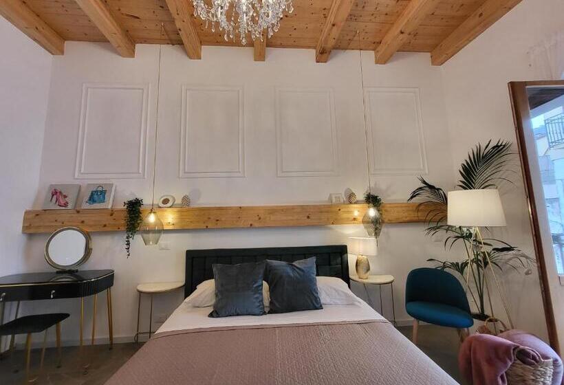 デラックスの4人部屋, Atrium