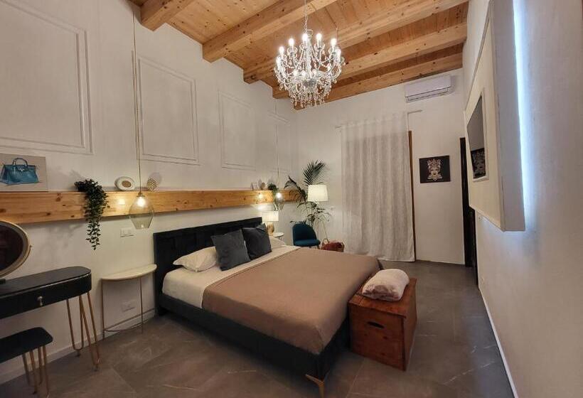 デラックスの4人部屋, Atrium