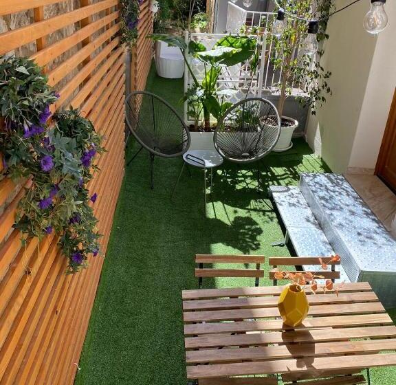 デラックスの4人部屋, Atrium