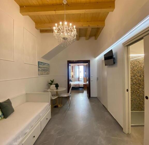 デラックスの4人部屋, Atrium