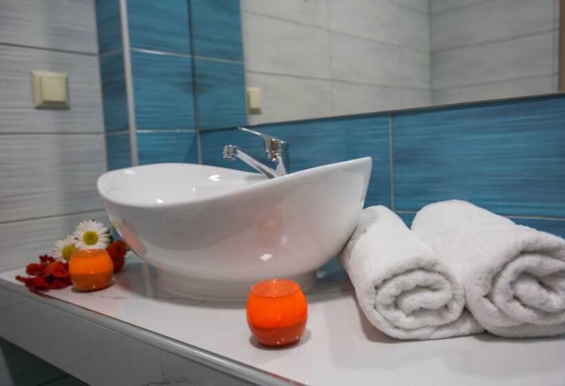 استودیوی استاندارد, Kozanos Hotel & Suites