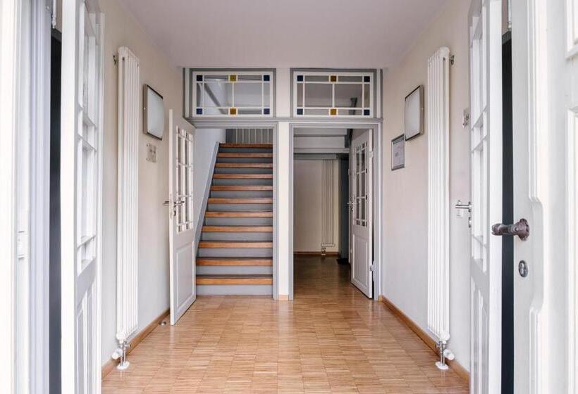 ‫فيلا غرفة نوم واحدة, Am Jungfernstieg