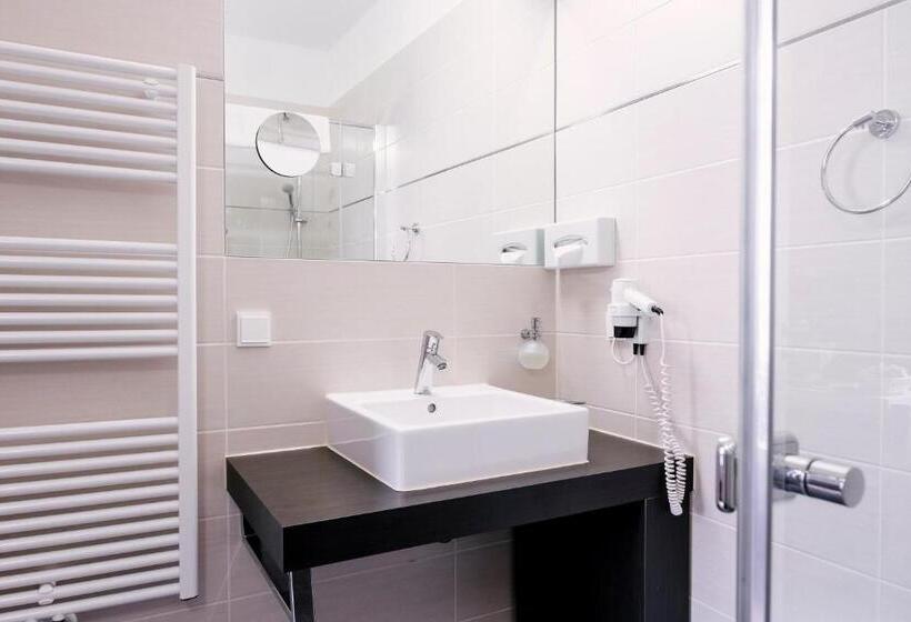 غرفة عائلية, Am Jungfernstieg