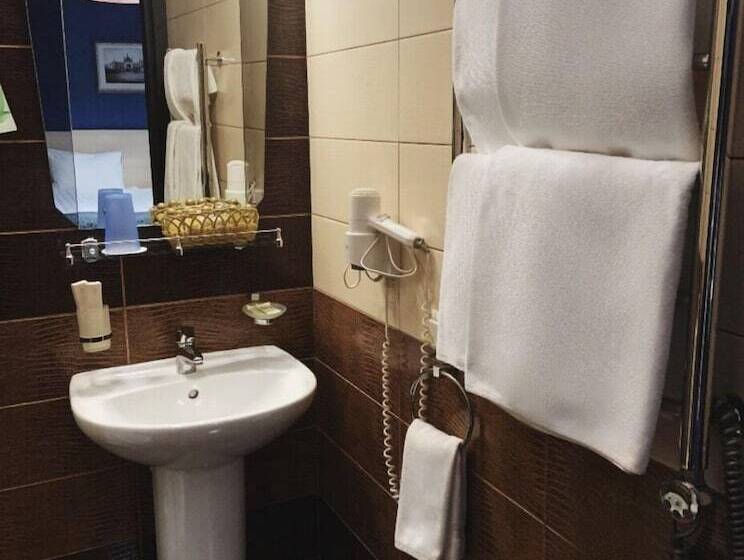 חדר סטודיו סטנדרד, Antic