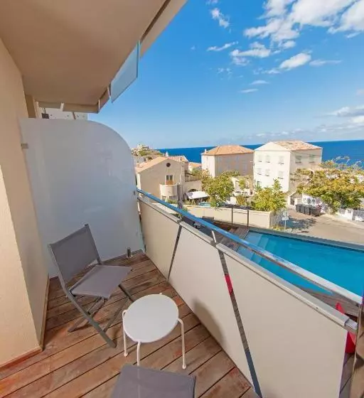 اتاق سوپریور با چشم‌انداز دریا, Hôtel Méditerranée